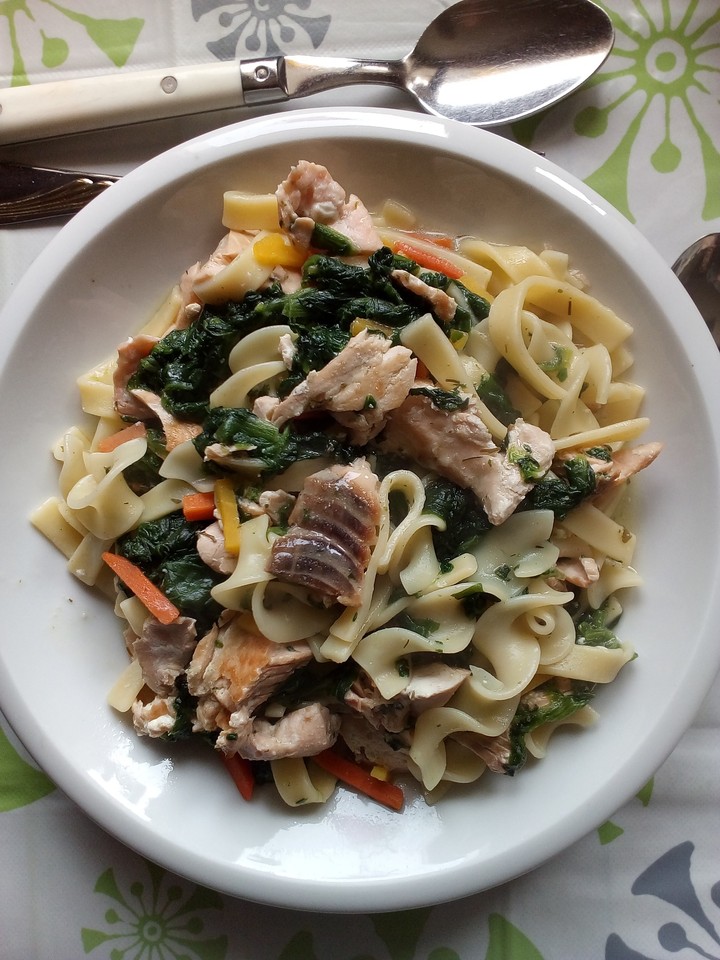 Is spinad.Lachs und nudeln da zu karotten.