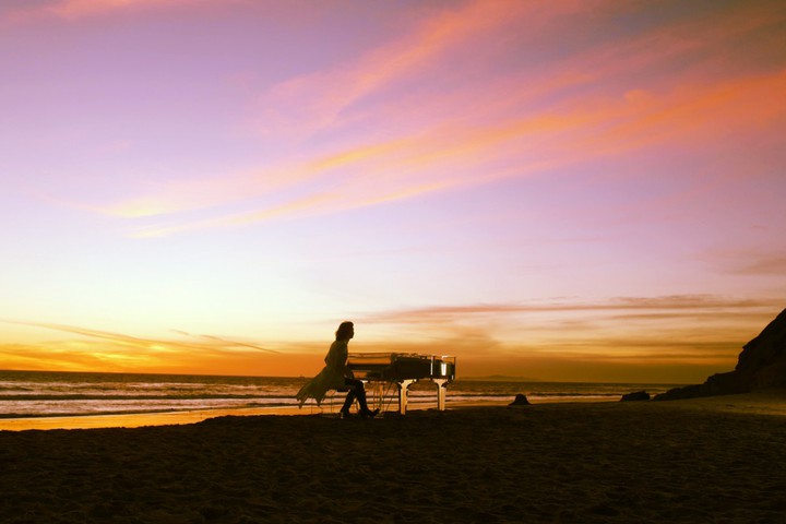 pianist Yoshiki － beach at sunset