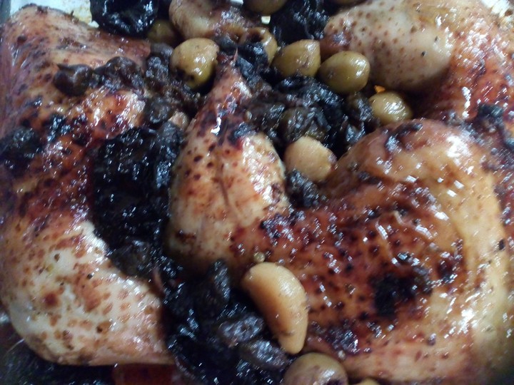 Hähnchen mit Backpflaumen und Oliven.