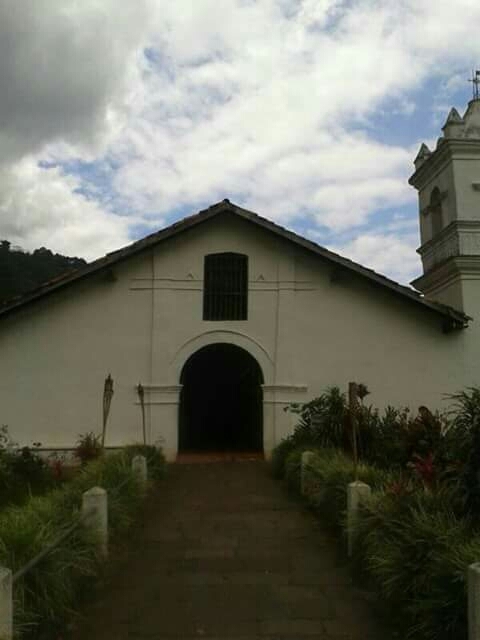 TEMPLO DE OROSÍ CARTAGO ,COSTA RICA ,FOTO ALEJANDRO ORTEGA.