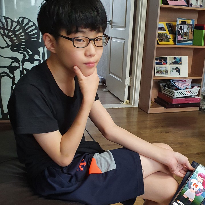 2020.07.13어젠오후에아들을쇼파자에것은앉않는다얼굴을표정에것은모습