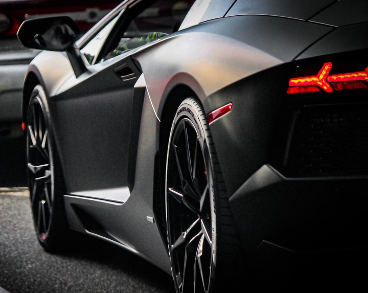 LAMBORGHINI AVENTADOR
