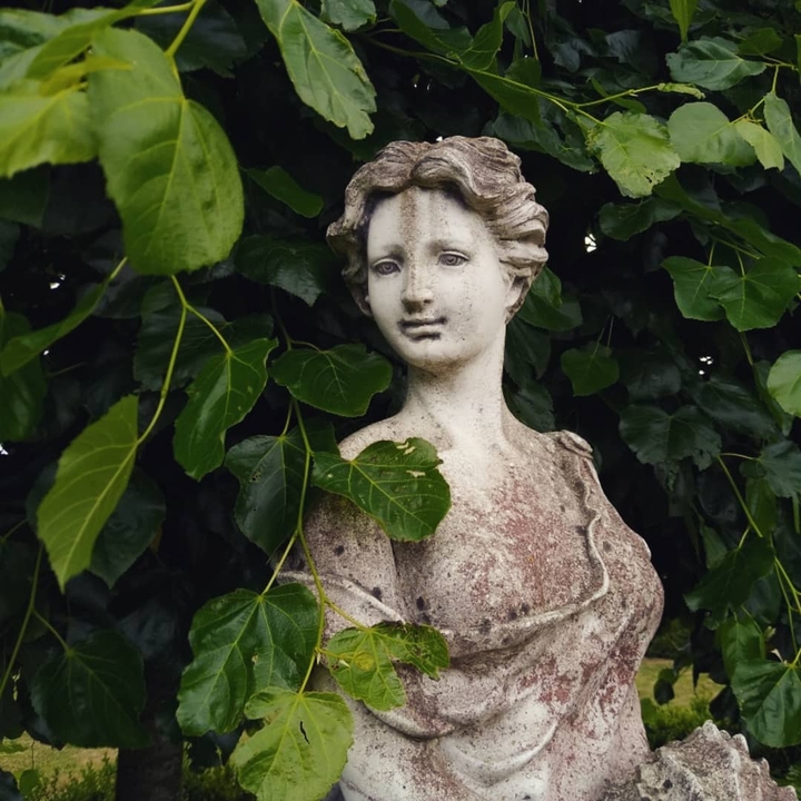 statue