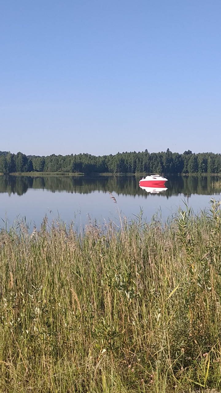 Катер в озере