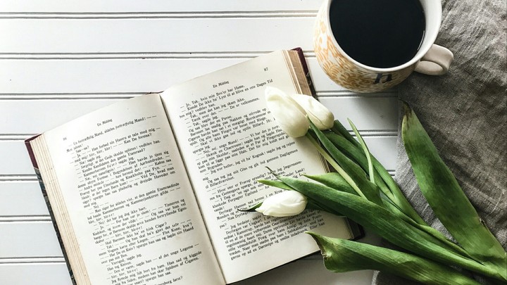 книга,цветы и кофе