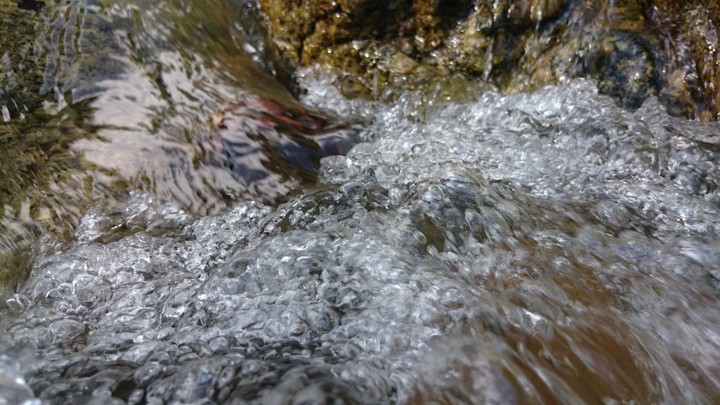 水流下气泡