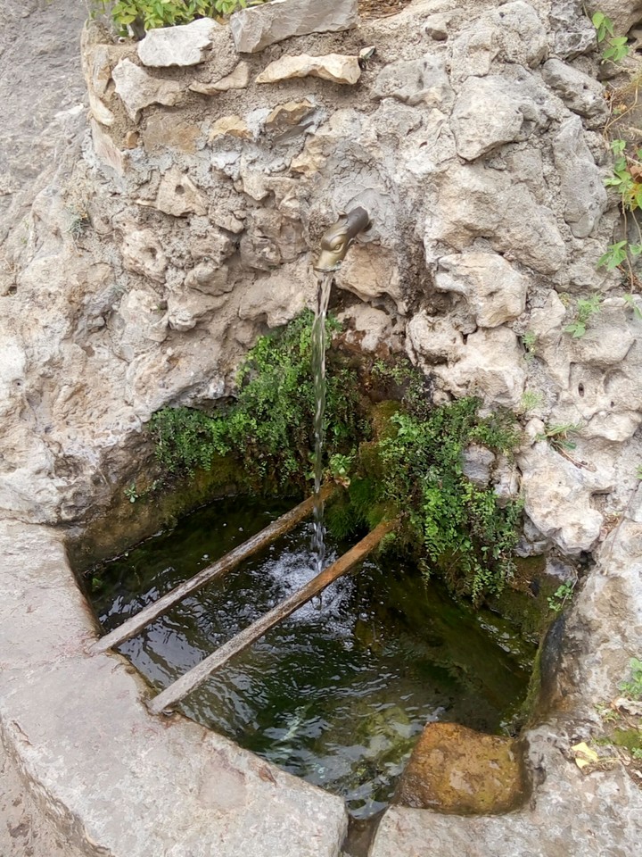 Eau de source de saint Guilhem le desert