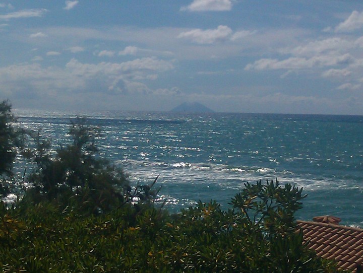 mare con vulcano