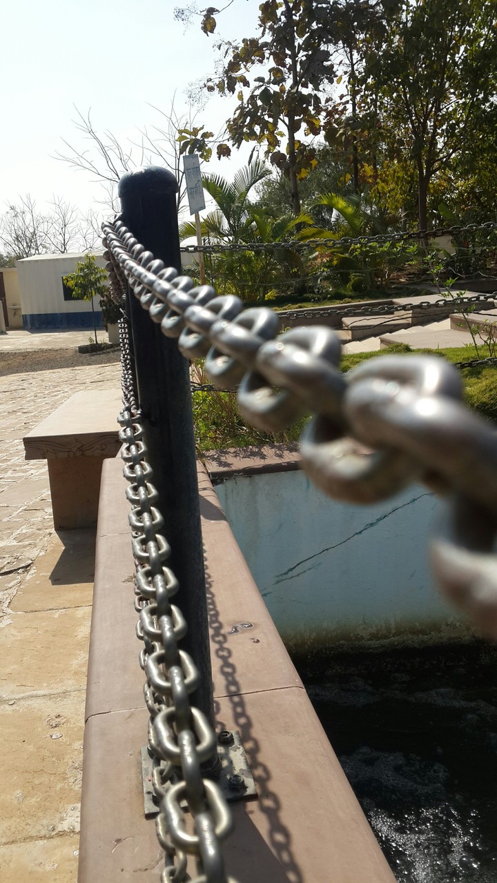 blured chain